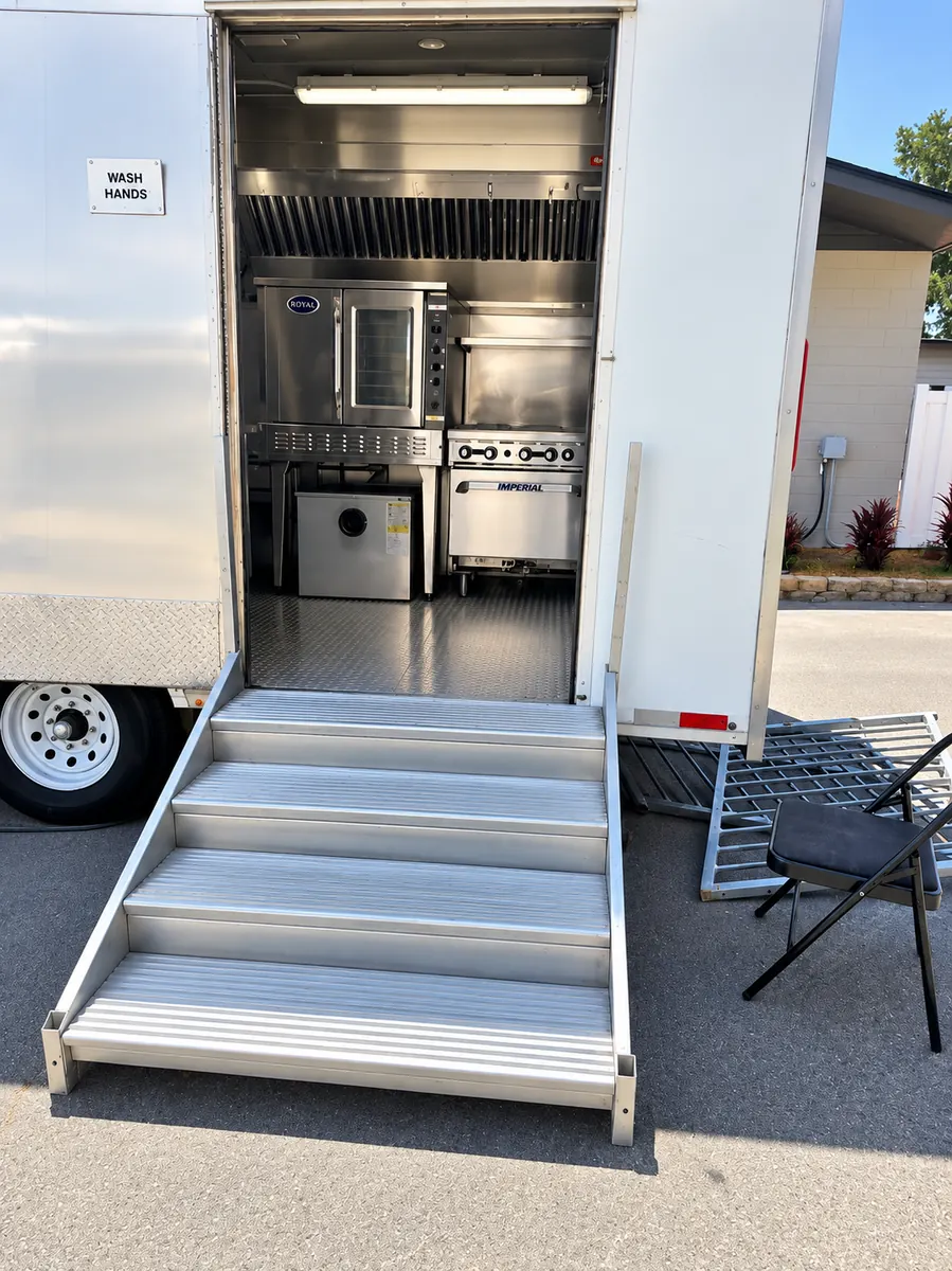 26ft baby bulk kitchen trailer entrance